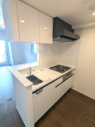 PROUD FLAT浅草の設備|グリル付ガス3口システムカウンターキッチン、瀟洒でお手入れ楽なガラストップコンロ、料理しやすいシンクカバー付です