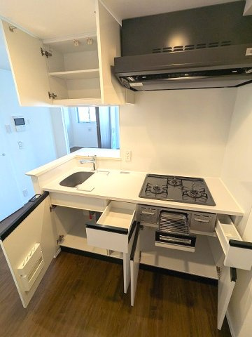 PROUD FLAT浅草の設備|グリル付ガス3口システムカウンターキッチン、瀟洒でお手入れ楽なガラストップコンロ、料理しやすいシンクカバー付です