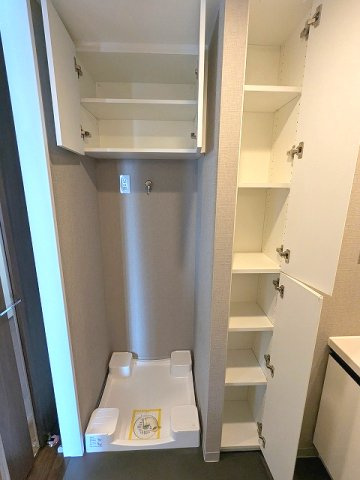 PROUD FLAT浅草の設備|トイレと独立した脱衣洗面室に洗濯機置場あります、洗濯機置場は排水口のお手入れしやすく手前中央に配置し、足高の防水パンです