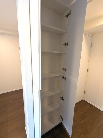 PROUD FLAT浅草の設備|室内廊下の収納です
