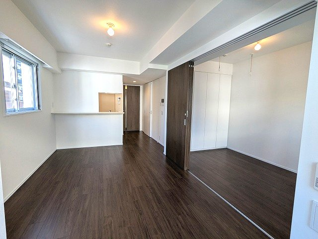 PROUD FLAT浅草の内装|インターネット無料、角部屋2面採光4Fリビングの窓とバルコニーからスカイツリー隅田川花火見えます、エアコン2台付、カウンターキッチン