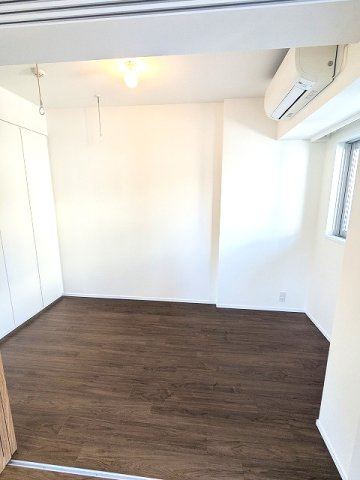 PROUD FLAT浅草の設備|洋室、エアコン付、バルコニーに面した明るい室内、取外し可能な室内物干し設備付きです、バルコニーにも干せます
