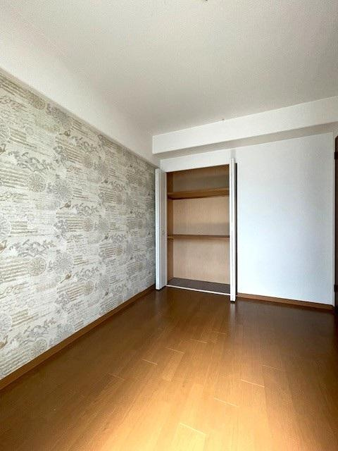 インテリジェントシティの収納|洋室5.0帖　クローゼット
■物件内覧・資金計画相談・住宅ローン相談、リフォーム相談、お問合せ受付中■
※当日・翌日のご内覧、ご相談はお電話でのお問合せがスムーズです！