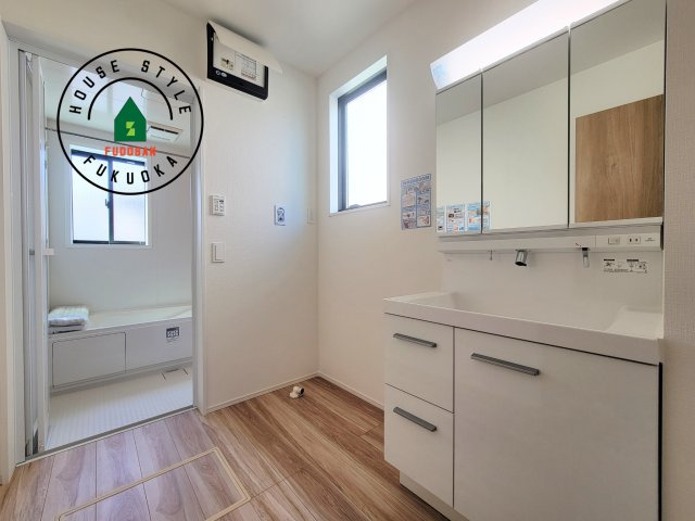 福岡市西区今津第10-3棟（2号棟）の脱衣所|ゆとりの洗面スペースで朝の身支度もスムーズに。暮らしを快適に変えるシャワー付洗面台です！