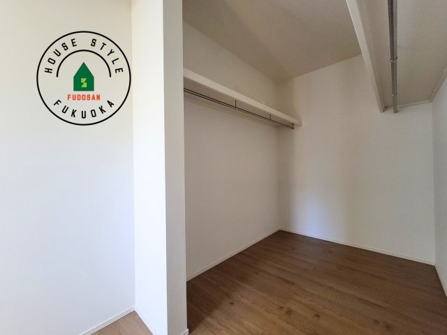 福岡市西区今津第10-3棟（2号棟）の収納|洋服や大きな荷物が多い方や人数の多いご家族などは、一般的なクローゼットよりもウォークインクローゼットのほうが使い勝手が良いです。