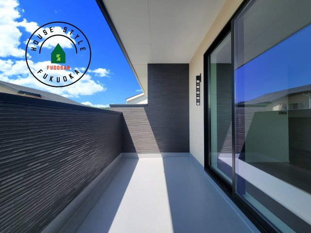 福岡市西区今津第10-3棟（2号棟）のバルコニー|風をしっかりと感じられるバルコニーでは、毎日が洗濯日和です。広々としているので洗濯も楽しくなるでしょうし、気分転換にバルコニーからの眺めを楽しむのもいいでしょう。