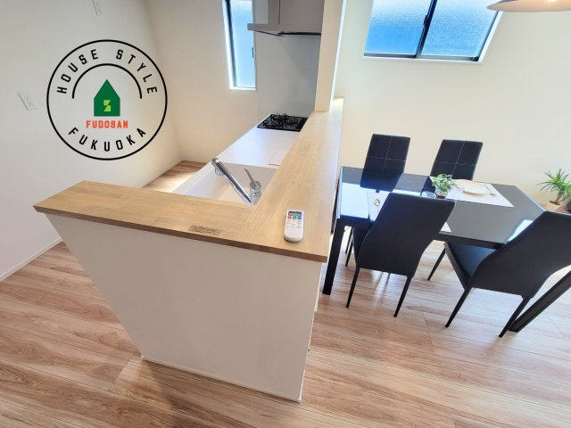 福岡市西区今津第10-3棟（2号棟）のダイニング|キッチンから立ち込める香りが今日の料理を期待させます。