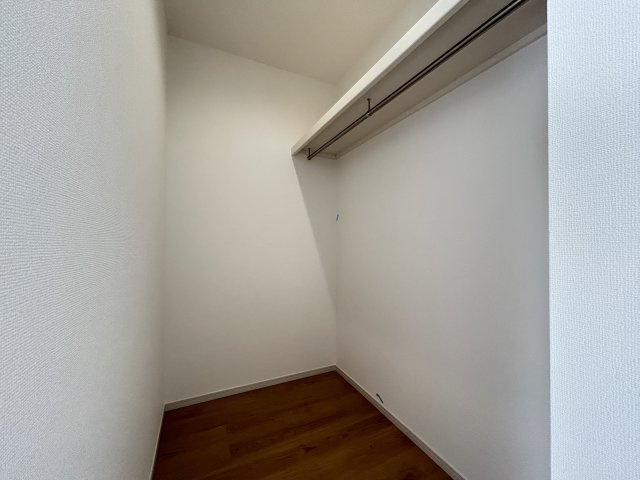 地下鉄東西線＆京阪京津線「御陵」駅徒歩５分◆並列駐車２台可能◆山科区御陵封ジ山町１期の収納|ウォークインクローゼット
