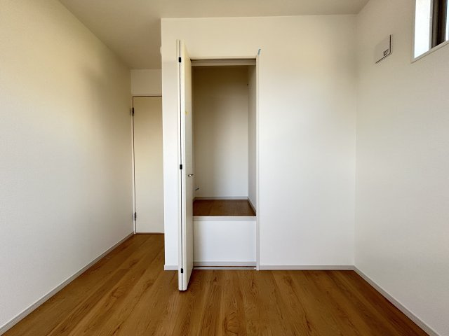 地下鉄東西線＆京阪京津線「御陵」駅徒歩５分◆並列駐車２台可能◆山科区御陵封ジ山町１期の収納|高床式クローゼット
