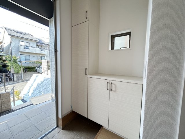 地下鉄東西線＆京阪京津線「御陵」駅徒歩５分◆並列駐車２台可能◆山科区御陵封ジ山町１期の玄関|玄関