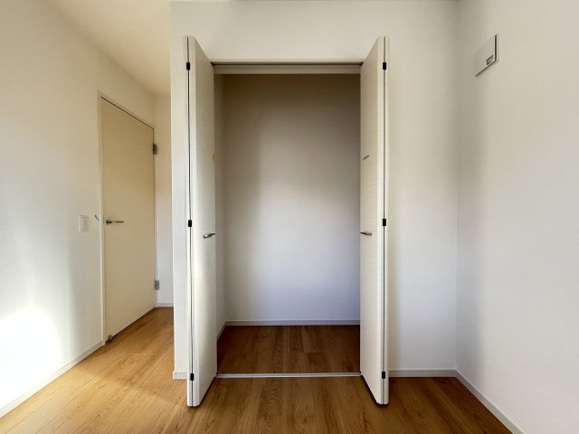 地下鉄東西線＆京阪京津線「御陵」駅徒歩５分◆並列駐車２台可能◆山科区御陵封ジ山町１期の収納|クローゼット
