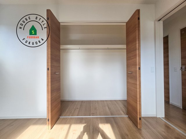 福岡市早良区有田5丁目第1-3棟(1号棟)の内観：施工例|洋服や大きな荷物が多い方や人数の多いご家族などは、一般的なクローゼットよりもウォークインクローゼットのほうが使い勝手が良いです。