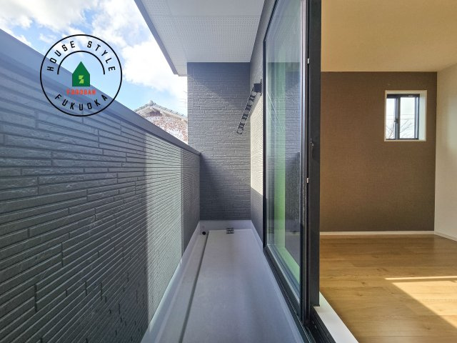 福岡市早良区有田5丁目第1-3棟(1号棟)の外観：施工例|風をしっかりと感じられるバルコニーでは、毎日が洗濯日和です。広々としているので洗濯も楽しくなるでしょうし、気分転換にバルコニーからの眺めを楽しむのもいいでしょう。