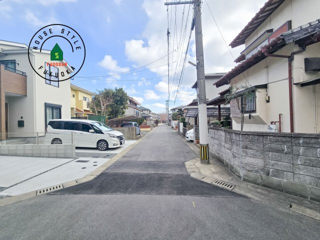 福岡市早良区有田5丁目第1-3棟(1号棟)の前面道路含む現地写真|前面道路は閑静な住宅地をはしる車通りの少ない道路。お車の出し入れが苦手なママや小さなお子様にも安心ですね。しっかり舗装もされているので、ベビーカーや自転車で通っても快適に通行できます。