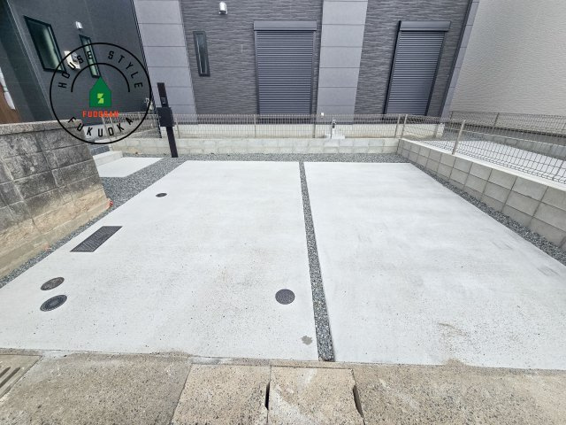 福岡市早良区有田5丁目第1-3棟(1号棟)の駐車場|広々した駐車場になります。3台並列駐車となります。