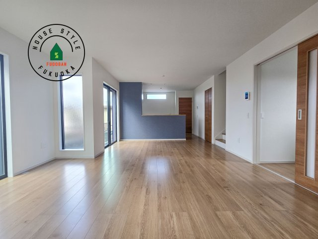 福岡市早良区有田5丁目第1-3棟(1号棟)の内観：施工例|ご家族を近くに感じられる対面キッチンのLDK。会話もはずみそうですね。