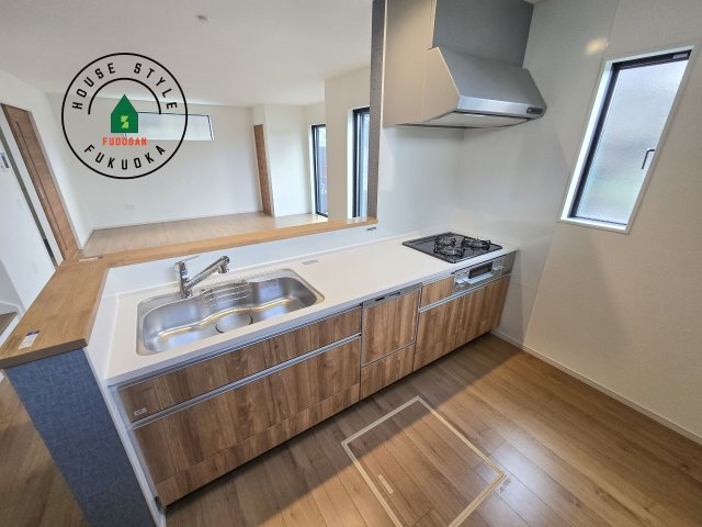 福岡市早良区有田5丁目第1-3棟(1号棟)の内観：施工例|ダイニングテーブルへの配膳がラクラク、お料理はかどるカウンター付きシステムキッチン！