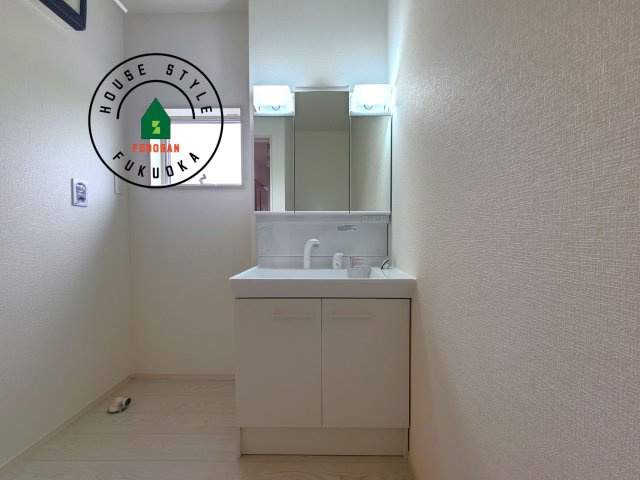 福岡市早良区有田5丁目第1-3棟(2号棟)の内観：施工例|毎日使うものだから清潔な空間を保ちたい水回り。洗面にはそんな願いを解消させてくれる収納アイデアが満載です。三面鏡の裏側にはキャビネットが現れ小物から背の高い物まで収納できます。