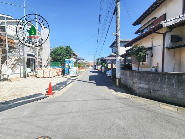 福岡市早良区有田5丁目第1-3棟(2号棟)の前面道路含む現地写真|前面道路は閑静な住宅地をはしる車通りの少ない道路。お車の出し入れが苦手なママや小さなお子様にも安心ですね。しっかり舗装もされているので、ベビーカーや自転車で通っても快適に通行できます。