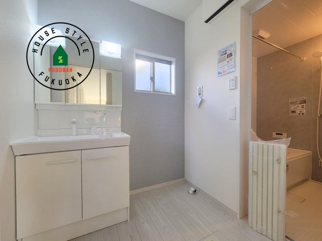 福岡市南区大平寺2丁目第4-3棟（1号棟）の脱衣所|ゆとりの洗面スペースで朝の身支度もスムーズに。暮らしを快適に変えるシャワー付洗面台です！