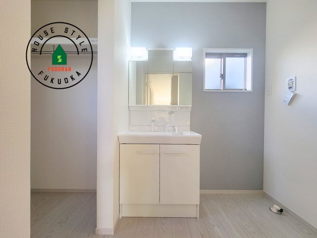 福岡市南区大平寺2丁目第4-3棟（1号棟）の独立洗面台|毎日使うものだから清潔な空間を保ちたい水回り。洗面にはそんな願いを解消させてくれる収納アイデアが満載です。三面鏡の裏側にはキャビネットが現れ小物から背の高い物まで収納できます。