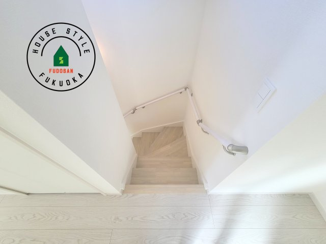 福岡市南区大平寺2丁目第4-3棟（1号棟）の内装|＜手すり付階段＞手すりがないと階段の昇り降りで危険なことはもちろん、壁に手をつきながら歩くことで壁紙が汚れやすくなります。すべての方に快適に昇り降りしていただくため、手すりを設置しました。