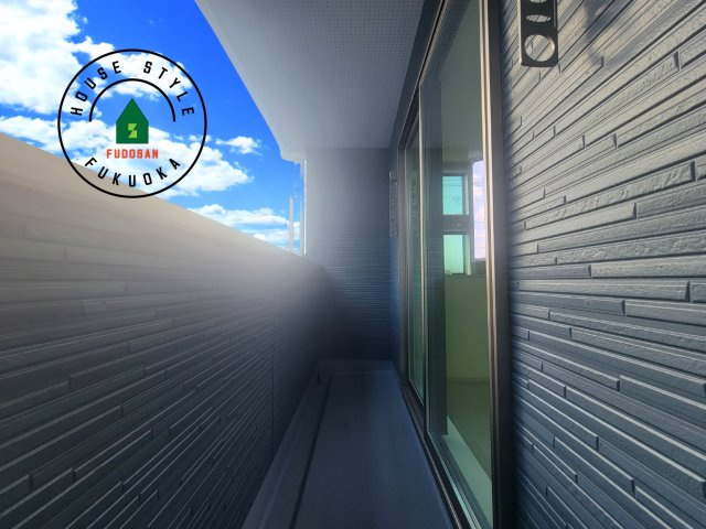 福岡市南区大平寺2丁目第4-3棟（1号棟）のバルコニー|風をしっかりと感じられるバルコニーでは、毎日が洗濯日和です。広々としているので洗濯も楽しくなるでしょうし、気分転換にバルコニーからの眺めを楽しむのもいいでしょう。