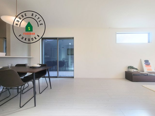 福岡市南区大平寺2丁目第4-3棟（1号棟）の居間・リビング|明るく開放的なリビングダイニングは豊かな陽光が注ぎ込み、やすらぎの空間を演出してくれます。ご家族で楽しいひとときをお過ごし下さい。※家具はCGを合成したものです。