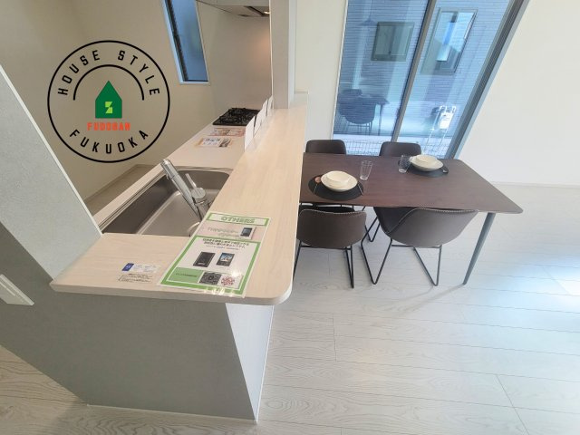 福岡市南区大平寺2丁目第4-3棟（1号棟）のダイニング|キッチンから立ち込める香りが今日の料理を期待させます。