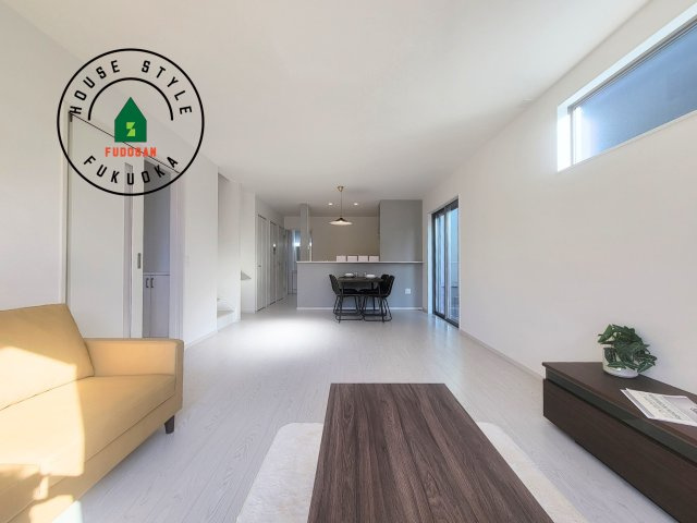 福岡市南区大平寺2丁目第4-3棟（1号棟）の居間・リビング|キッチンからリビングをしっかり確認できます。家族の笑顔があふれる空間になりそうですね。