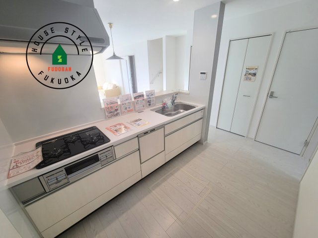 福岡市南区大平寺2丁目第4-3棟（1号棟）のキッチン|ダイニングテーブルへの配膳がラクラク、お料理はかどるカウンター付きシステムキッチン！