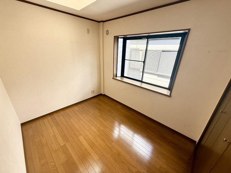 馬場町3丁目　中古一戸建ての洋室|洋室5.7帖　天窓
■物件内覧・資金計画相談・住宅ローン相談、リフォーム相談、お問合せ受付中■
※当日・翌日のご内覧、ご相談はお電話でのお問合せがスムーズです！