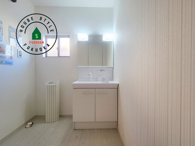 福岡市南区大平寺2丁目第4-3棟（3号棟）の独立洗面台|毎日使うものだから清潔な空間を保ちたい水回り。洗面にはそんな願いを解消させてくれる収納アイデアが満載です。三面鏡の裏側にはキャビネットが現れ小物から背の高い物まで収納できます。