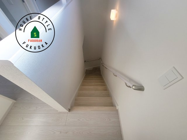 福岡市南区大平寺2丁目第4-3棟（3号棟）の内装|＜手すり付階段＞手すりがないと階段の昇り降りで危険なことはもちろん、壁に手をつきながら歩くことで壁紙が汚れやすくなります。すべての方に快適に昇り降りしていただくため、手すりを設置しました。