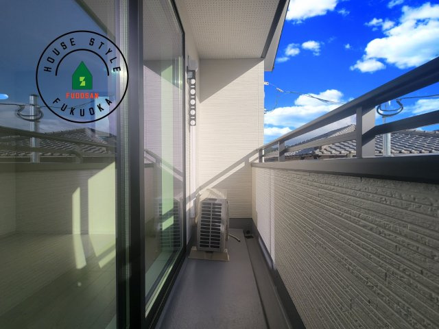 福岡市南区大平寺2丁目第4-3棟（3号棟）のバルコニー|風をしっかりと感じられるバルコニーでは、毎日が洗濯日和です。広々としているので洗濯も楽しくなるでしょうし、気分転換にバルコニーからの眺めを楽しむのもいいでしょう。