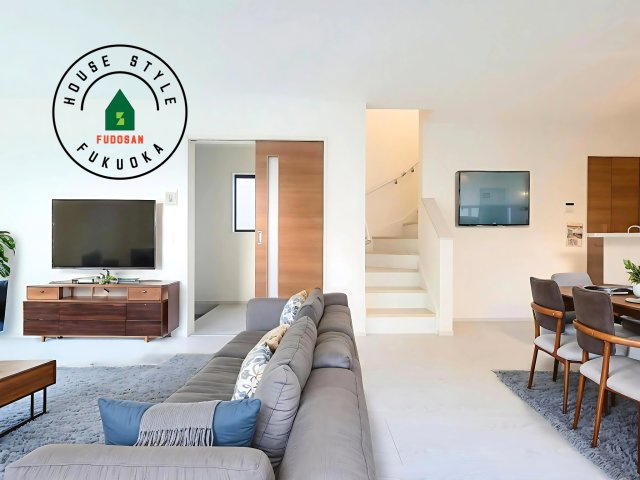 福岡市南区大平寺2丁目第4-3棟（3号棟）の居間・リビング|明るく開放的なリビングダイニングは豊かな陽光が注ぎ込み、やすらぎの空間を演出してくれます。ご家族で楽しいひとときをお過ごし下さい。※家具はCGを合成したものです。