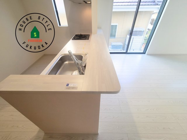 福岡市南区大平寺2丁目第4-3棟（3号棟）のダイニング|キッチンから立ち込める香りが今日の料理を期待させます。