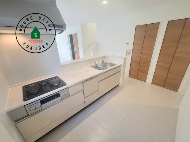 福岡市南区大平寺2丁目第4-3棟（3号棟）のキッチン|ダイニングテーブルへの配膳がラクラク、お料理はかどるカウンター付きシステムキッチン！