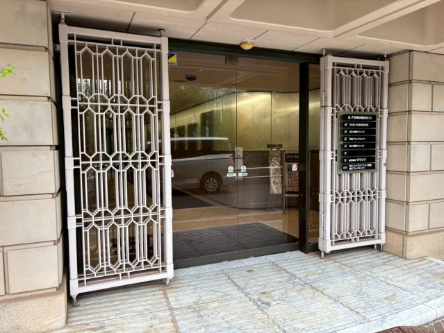 虎ノ門実業会館四谷ビル　B1Fのエントランス