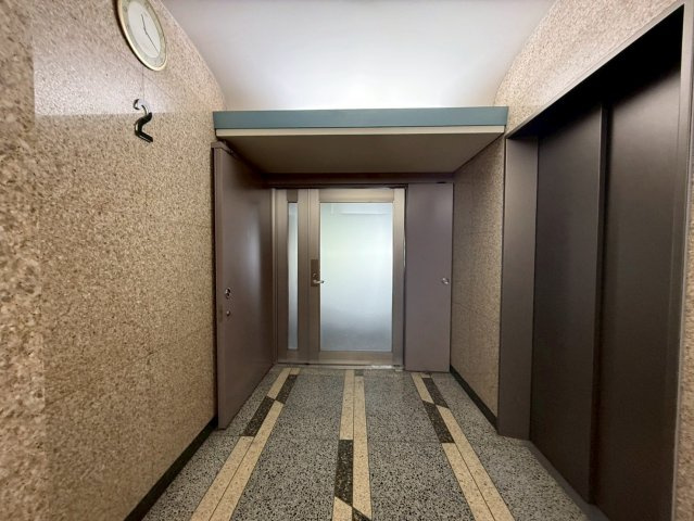 虎ノ門実業会館（本館）　2Fの玄関