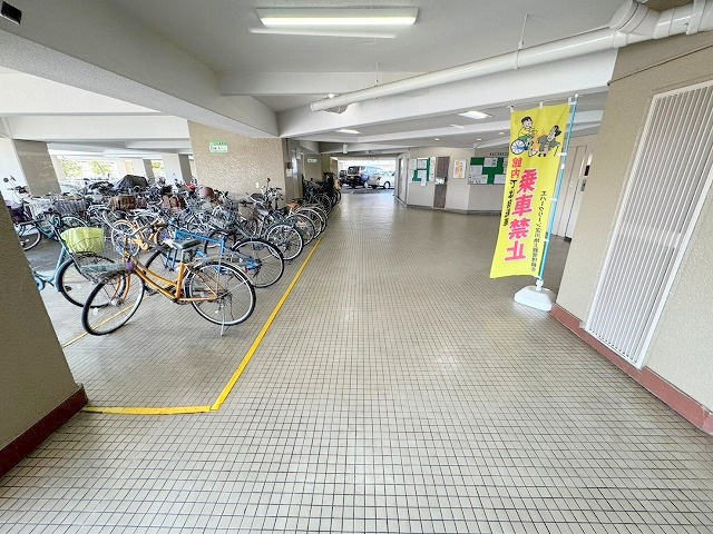 エバーグリーン淀川2号館のエントランス