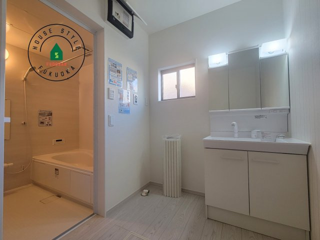 福岡市南区寺塚1丁目第1-3棟（3号棟）の内観：施工例|ゆとりの洗面スペースで朝の身支度もスムーズに。暮らしを快適に変えるシャワー付洗面台です！