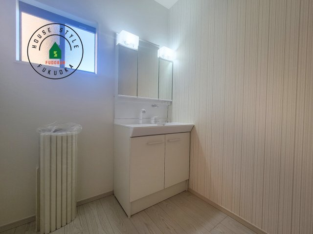 福岡市南区寺塚1丁目第1-3棟（3号棟）の内観：施工例|毎日使うものだから清潔な空間を保ちたい水回り。洗面にはそんな願いを解消させてくれる収納アイデアが満載です。三面鏡の裏側にはキャビネットが現れ小物から背の高い物まで収納できます。