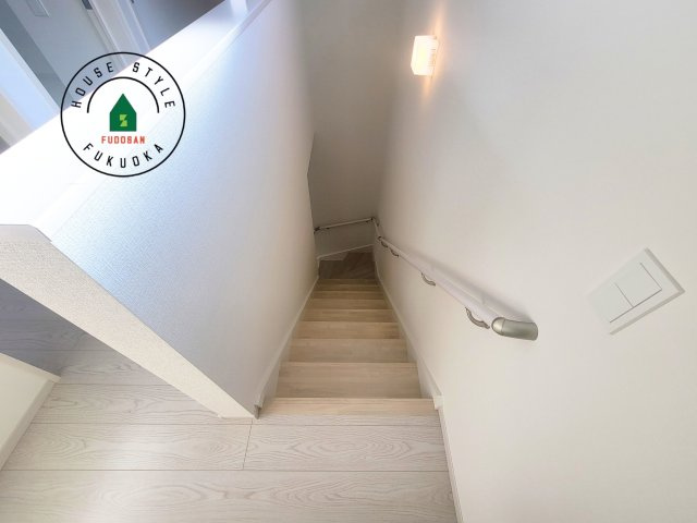 福岡市南区寺塚1丁目第1-3棟（3号棟）の内観：施工例|階段からも明るい光が入ります。採光や通風も階段の重要な役割です。