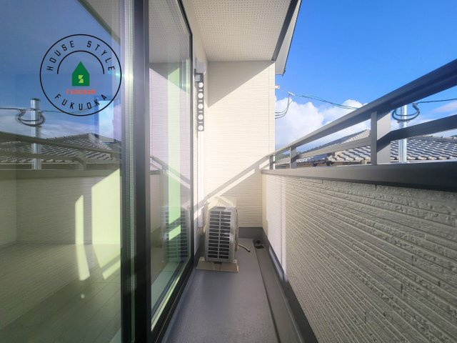 福岡市南区寺塚1丁目第1-3棟（3号棟）の外観：施工例|風をしっかりと感じられるバルコニーでは、毎日が洗濯日和です。広々としているので洗濯も楽しくなるでしょうし、気分転換にバルコニーからの眺めを楽しむのもいいでしょう。