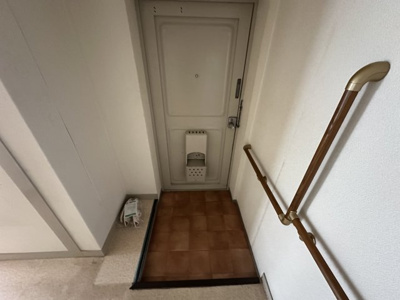 【玄関】 | 浅香山住宅１４号棟 | 玄関には手すりがあるので、安心して歩行できますよ！