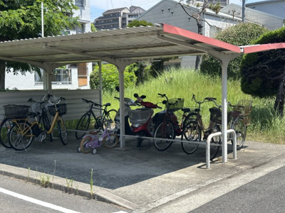 【その他】 | 浅香山住宅１４号棟 | 【駐輪場】屋根ございますので、雨で自転車が濡れないのは、嬉しいポイントですね☆