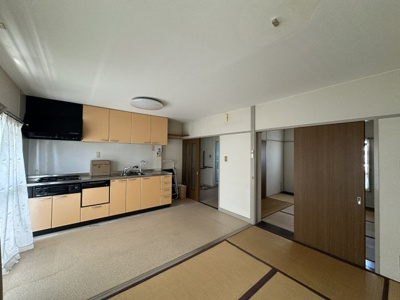 【キッチン】 | 浅香山住宅１４号棟 | 【リビング】大きな窓のあるリビングは、陽光あふれる明るい空間です。居心地良く、ご家族皆がゆったり寛げる憩いの空間となりそうです♪