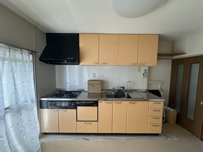 【キッチン】 | 浅香山住宅１４号棟 | 【システムキッチン】システムキッチンがあります♪収納があるおかげでキッチンも広く利用できるのは、お料理される方の嬉しいポイント♪食洗付ですので、時短ができ忙しいママの味方ですね！