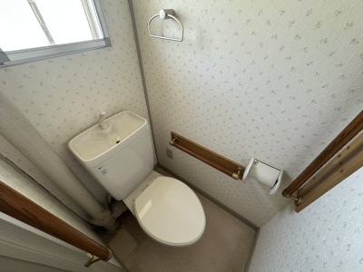【トイレ】 | 浅香山住宅１４号棟 | 【トイレ】トイレ内に窓があるので、換気しやすく匂いもこもりませんね♪